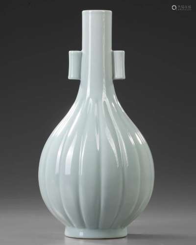 A CHINESE MELON-SHAPED FLUTE VASE, QING DYNASTY