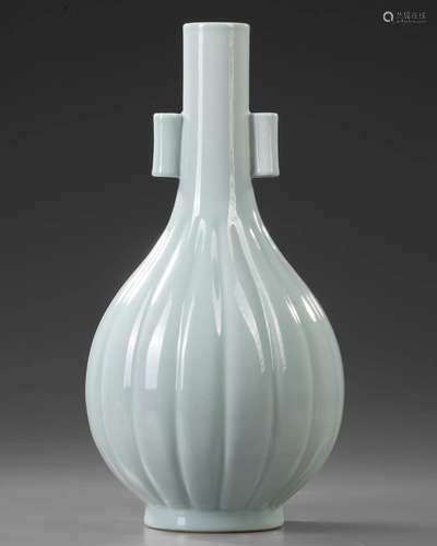 A CHINESE MELON-SHAPED FLUTE VASE, QING DYNASTY