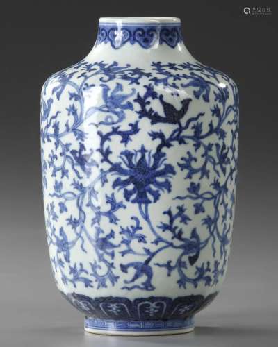 A CHINESE BLUE AND WHITE 'LOTUS' JAR, 20TH CENTURY