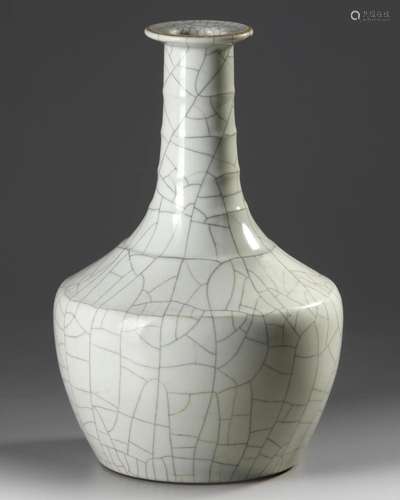 A CHINESE CELADON CRACKLE-GLAZED VASE, 19TH CENTURY