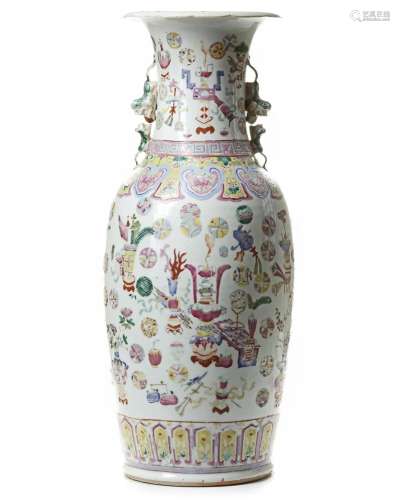 A LARGE CHINESE FAMILLE ROSE 'HUNDRED ANTIQUES' VASE...