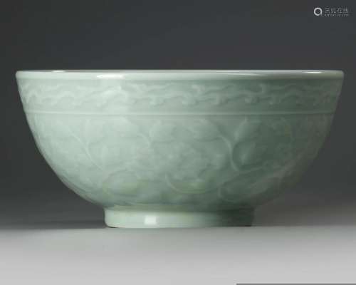 A FINE LARGE CHINESE CELADON-GLAZED BOWL WITH CARVED