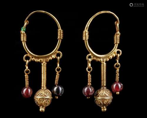 A PAIR OF FATIMID GOLD EARRINGS, 12TH CENTURY