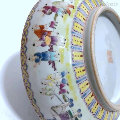 A Fencai Porcelain Round Container