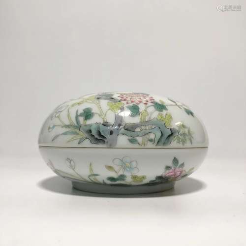 A Fencai Porcelain Round Container