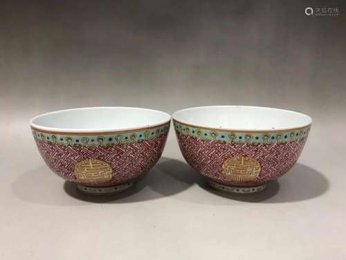 PAIR OF CHINESE FAMILLE ROSE GILT BOWLS