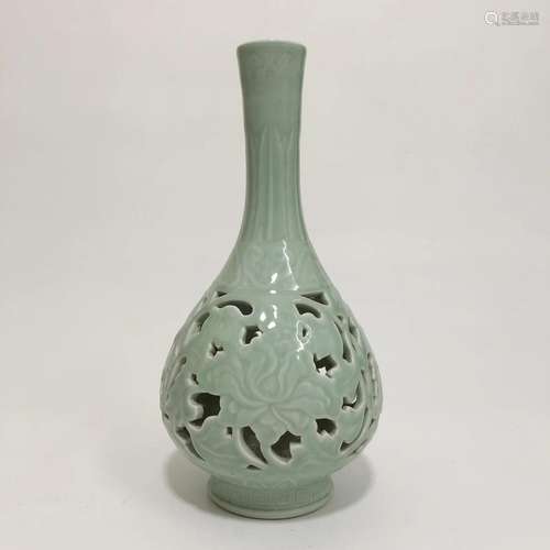 A Green Color Porcelain Vase