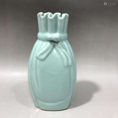 CHINESE CELADON GLAZED VASE,QIANLONG MARK