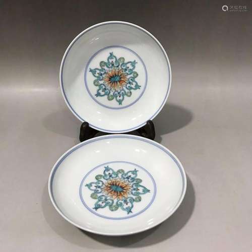 PAIR OF CHINESE DOU CAI GLAZED PLATES,YONGZHENG MARK