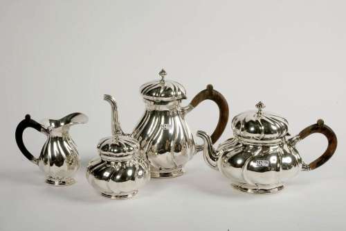 Service à thé torse quatre pièces: comprenant deux théières,...