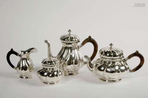 Service à thé torse quatre pièces: comprenant deux théières,...