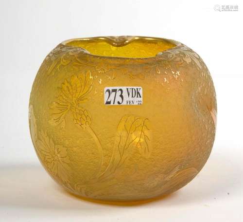 Vase "Boule" Art nouveau à col trilobé en verre so...