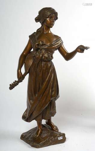 "La joueuse de mandoline" en bronze à patine brune...