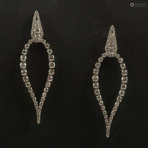 Paire de boucles d'oreilles en or blanc 18 carats sertie...