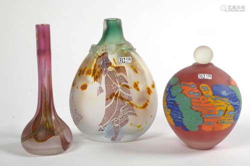 Lot de trois vases comprenant: deux vases, un soliflore et u...