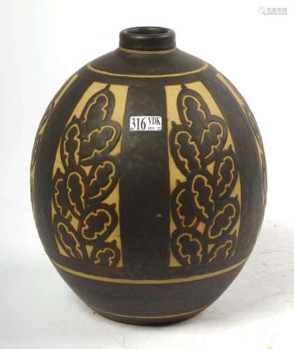 Vase boule Art déco en grès à décor mat stylisé de "Raq...