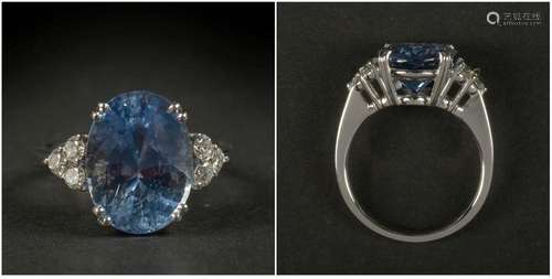 Bague en or blanc 18 carats sertie d'un saphir bleu natu...