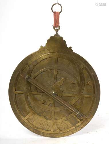 Grand astrolabe en laiton ciselé muni en son centre d'un...