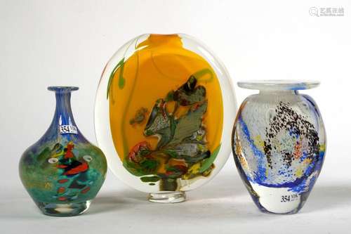 Lot de trois vases, pansu, soliflore ou ovoïde en verre souf...