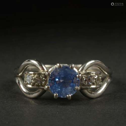 Bague en platine sertie d'une topaze bleu et de diamants...