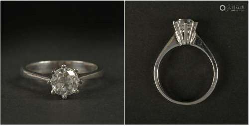 Bague en or blanc 18 carats sertie d'un diamant taille b...