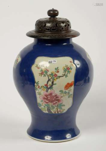 Vase potiche en porcelaine polychrome de Chine à décor de &q...