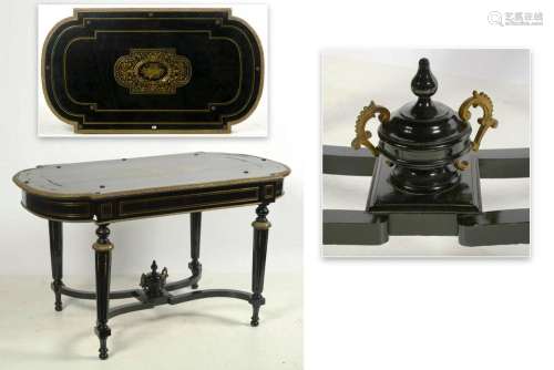 Table de milieu Napoléon III ouvrant pas un tiroir, en bois ...