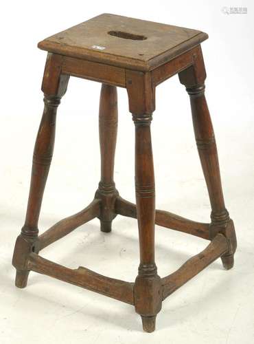 Tabouret quadripode en chêne sculpté et noyer. Epoque: XVIèm...