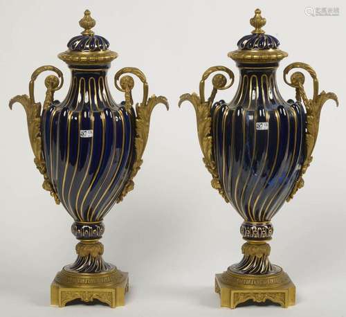 Paire de vases couverts en porcelaine de Sèvres bleue nuit r...