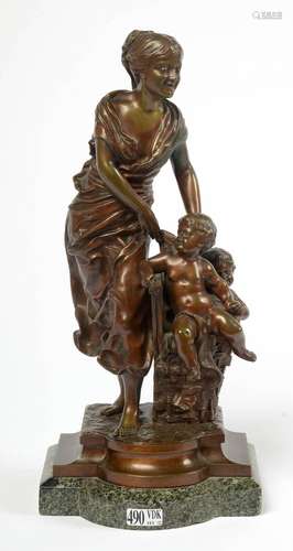 "Jeune femme et les Amours" en bronze à patine bru...