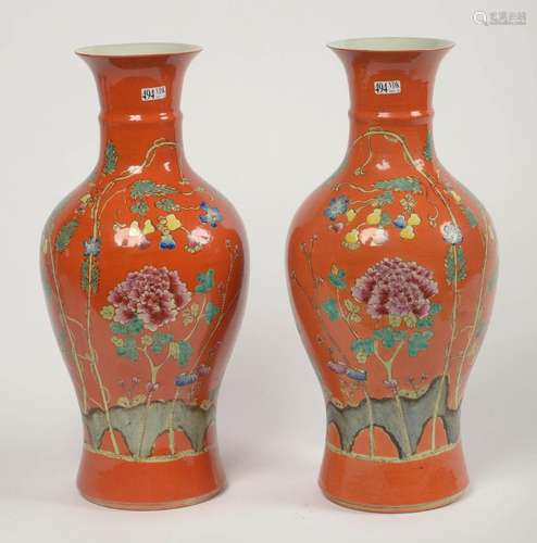 Paire de vases pansus en porcelaine polychrome de Chine à dé...