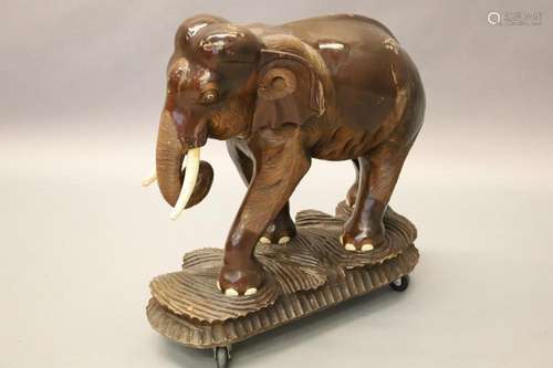 Houtgesculpteerde kleine olifant - Hoogte 71 cm. - Lengte 70...