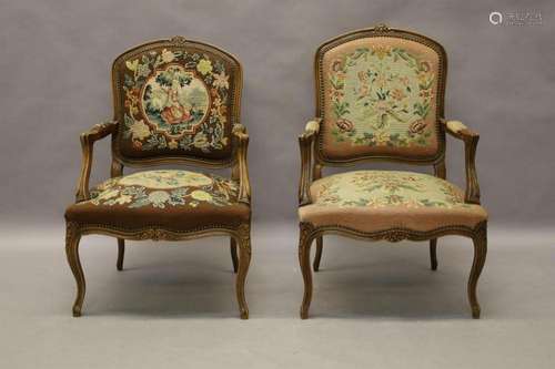 Twee Louis XV armzetels met bloemdecor en petits points bekl...