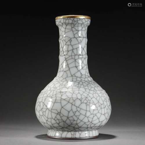 A Ge-ware Crackle Bottle Vase