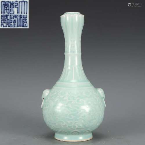 A Celadon Glazed Garlic Head Vase