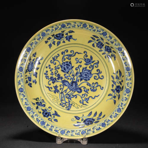 CHINESE YELLOW GLAZED BLUE-AND-WHITE PLATE, MING DYNASTY