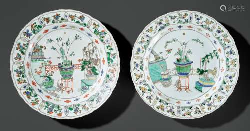 A PAIR OF LARGE BARBED RIM FAMILLE VERTE CHARGERS, KANGXI PE...