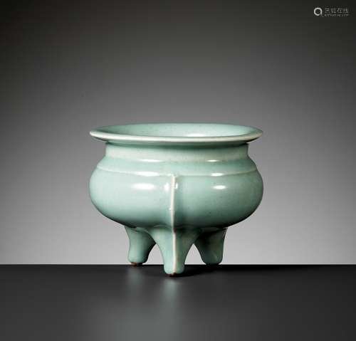 A ‘LONGQUAN’ CELADON TRIPOD CENSER, YUAN TO MING DYNASTY