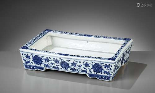 A BLUE AND WHITE ‘LOTUS’ JARDINIÈRE, 17TH CENTURY