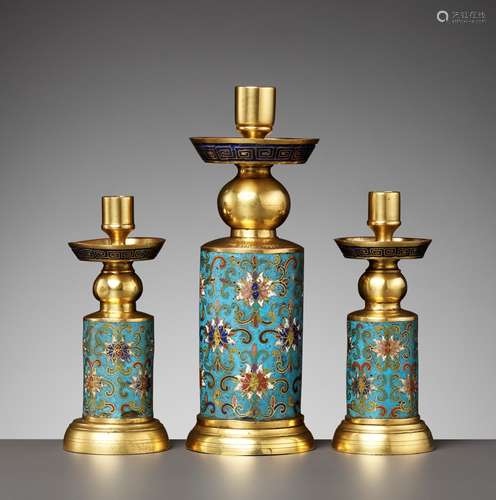 A SET OF THREE CLOISONNÉ CANDLESTICKS, QIANLONG PERIOD, TAKE...