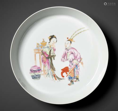 A ‘COURTING SCENE’ FAMILLE-ROSE PORCELAIN DISH, LATE QING TO...