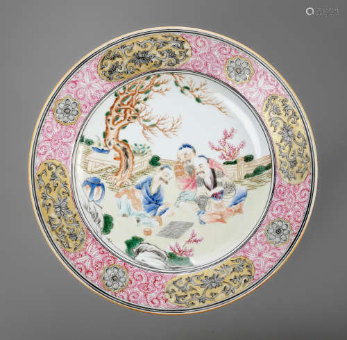A GILT, ENAMELED AND GRISAILLE-DECORATED FAMILLE ROSE ‘WEIQI...