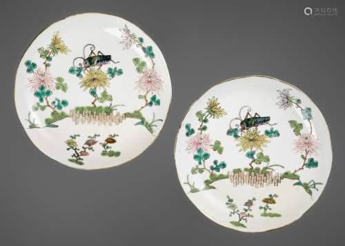 A PAIR OF ENAMELED ‘GRASSHOPPER’ PORCELAIN PLATES, QING DYNA...