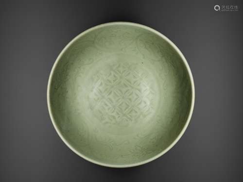 A LONGQUAN CELADON ‘TRELLIS’ DISH, MING DYNASTY