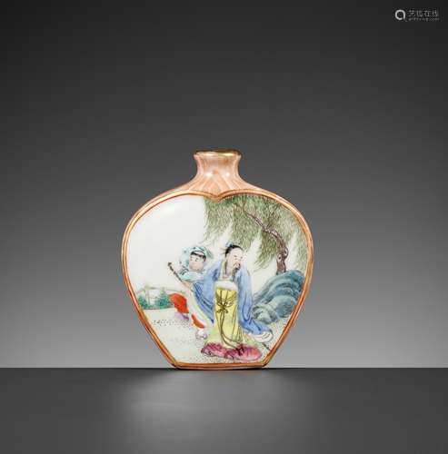 A SPADE-SHAPE PORCELAIN SNUFF BOTTLE, QIANLONG MARK AND POSS...