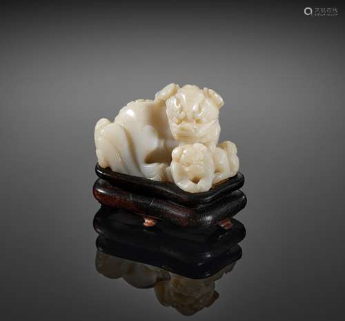 A SERPENTINITE ‘BUDDHIST LION AND CUB’ GROUP, QING DYNASTY