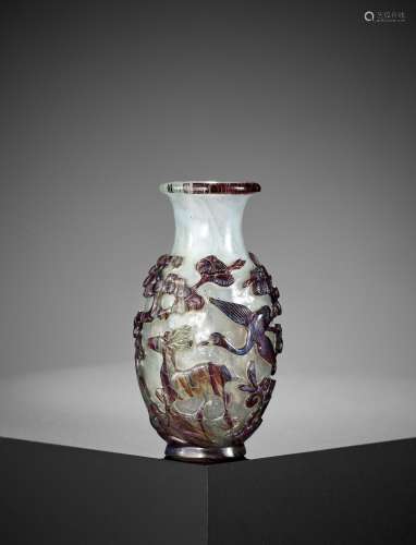 A ‘BANDED AGATE’ OVERLAY GLASS VASE, 18TH CENTURY
