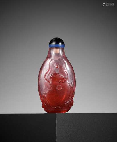 A RUBY-RED OVERLAY GLASS ‘CARP’ SNUFF BOTTLE, 1760-1840