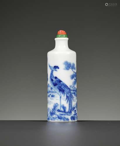 A BLUE AND WHITE PORCELAIN SNUFF BOTTLE, 19TH CENTURY