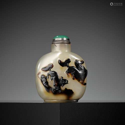 A CAMEO AGATE ‘BUDDHIST LION’ SNUFF BOTTLE, 1750-1850